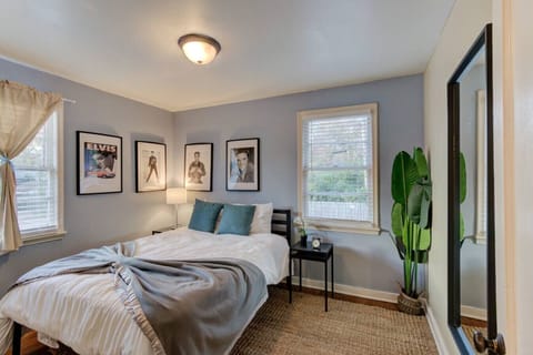 Dreams of Elvis guaranteed in this queen suite!