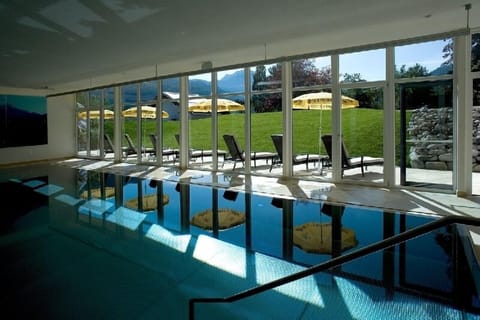 Indoor pool, sun loungers