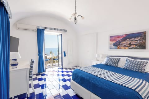 Economy Room with private external bathroom | Premium bedding, in-room safe, individually decorated