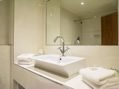 Combined shower/tub, free toiletries, hair dryer, towels