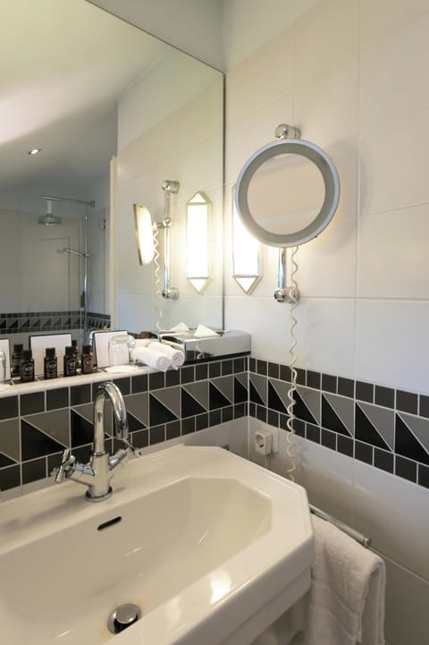 Suite, Patio, Courtyard View | Bathroom | Free toiletries, hair dryer, bathrobes, slippers