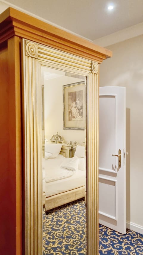 Deluxe Double or Twin Room | Hypo-allergenic bedding, down comforters, pillowtop beds, minibar