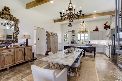 Dining room table extends to hold 10