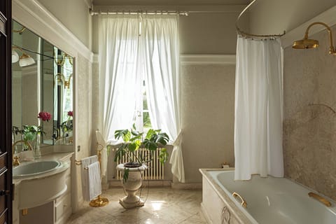 Deluxe Room | Bathroom | Free toiletries, hair dryer, bathrobes, bidet