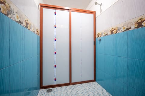 Standard Room, 2 Double Beds | Bathroom | Shower, free toiletries, towels, soap