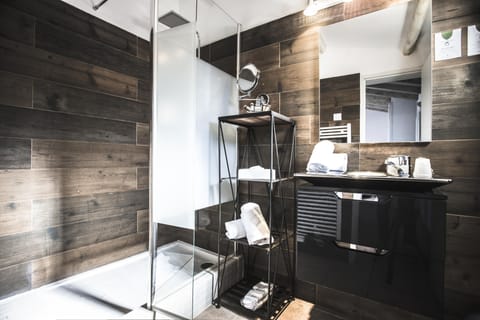 Superior Double Room | Bathroom | Shower, free toiletries, hair dryer, bathrobes