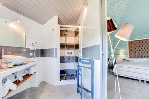 Shower, free toiletries, hair dryer, bathrobes