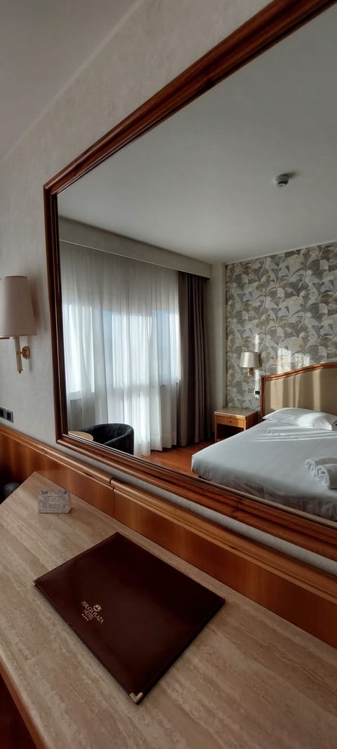 Executive Room | Minibar, in-room safe, desk, blackout drapes