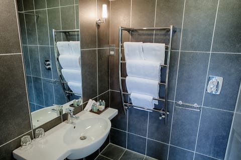Executive Double or Twin Room, 1 King Bed, Park View (Summer House) | Bathroom | Free toiletries, towels