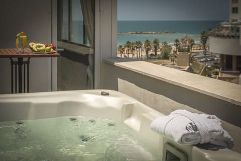 Penthouse, City View | Indoor spa tub