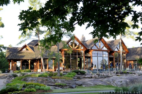 3 restaurants; breakfast, lunch, and dinner served