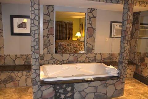 Jacuzzi Suite | Indoor spa tub