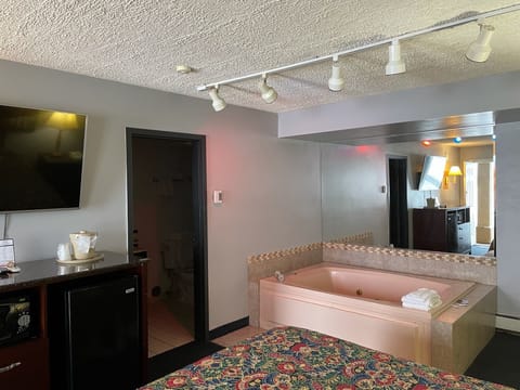 Jacuzzi Suite | In-room safe, free WiFi, bed sheets