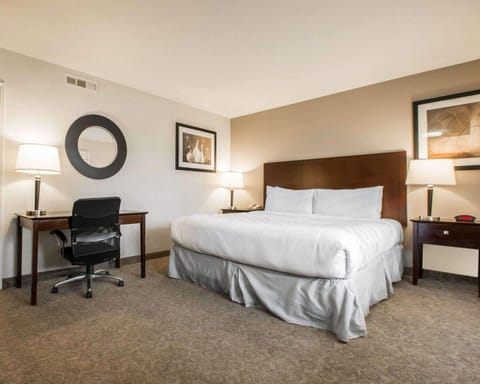 In-room safe, desk, iron/ironing board, free WiFi