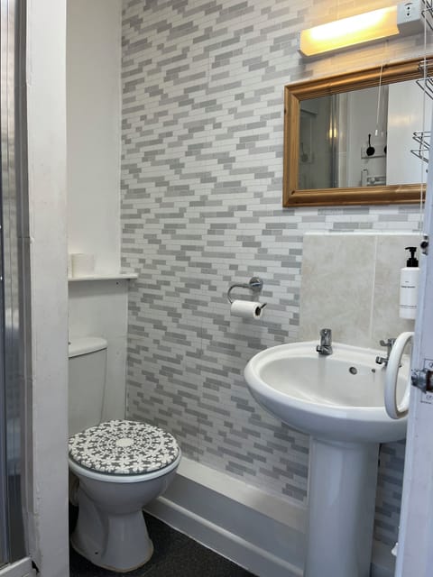 Quadruple Room | Bathroom | Shower, towels