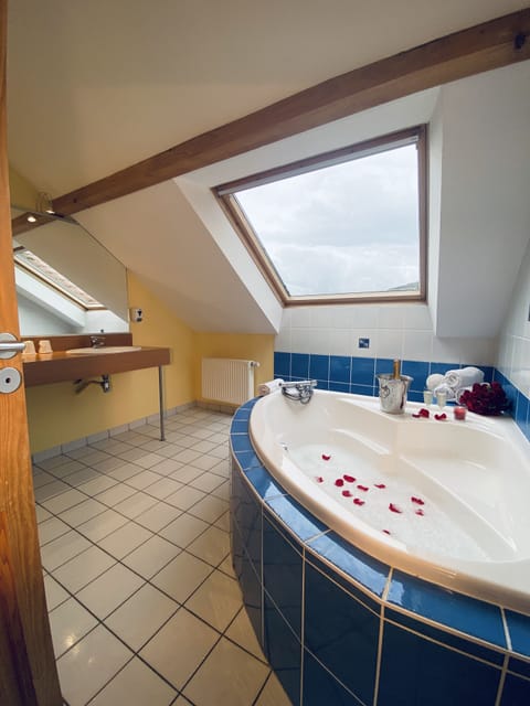 Triple Room, Bathtub, Lake View | Bathroom | Free toiletries, hair dryer, towels