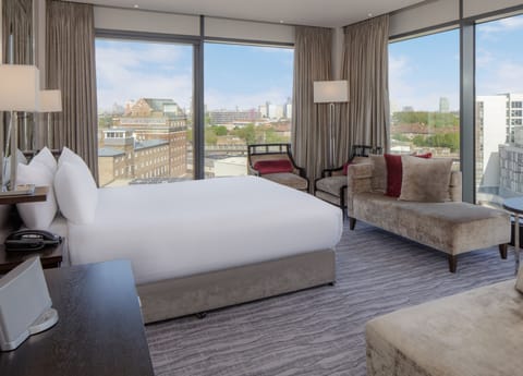 Junior Suite, 1 King Bed, Non Smoking | In-room safe, desk, soundproofing, iron/ironing board
