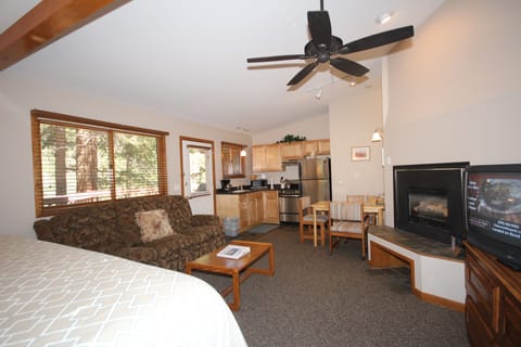 Cabin | Living area | Flat-screen TV