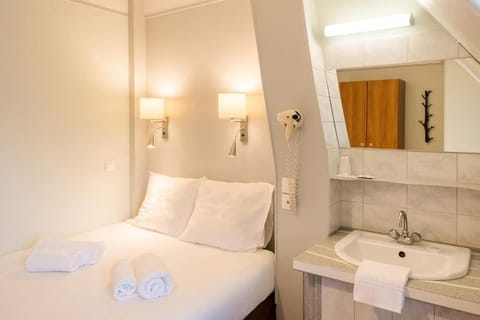 Select Comfort beds, desk, WiFi (free), bed sheets