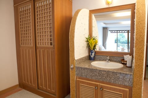 Grand Deluxe Family Room | Living area