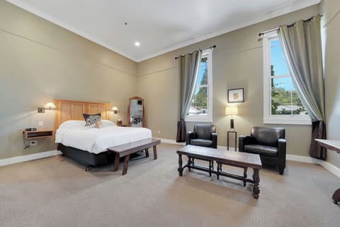 Standard Room, 1 Queen Bed | Premium bedding, desk, soundproofing, iron/ironing board