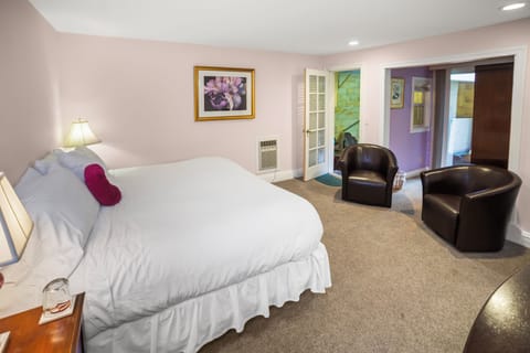 03-Cut glass suite | Premium bedding, down comforters, minibar, individually decorated