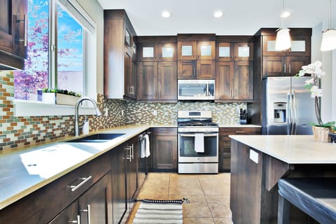 Kitchen Area with Appliances & Island in the middle