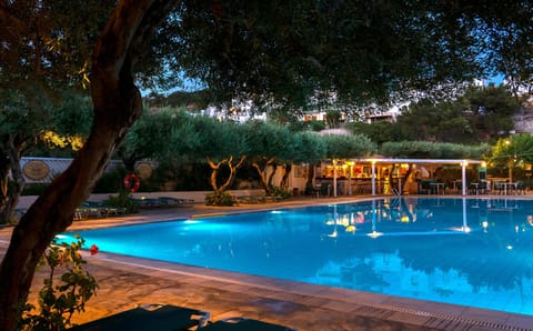 Seasonal outdoor pool, pool umbrellas, sun loungers