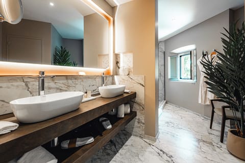 Superior Room | Bathroom | Rainfall showerhead, bathrobes, slippers, towels