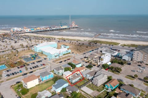 A short walk to the beach and pleasure pier!