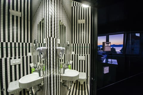 Superior Double Room | Bathroom | Shower, free toiletries, towels