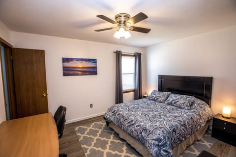 Master bedroom, queen size bed 