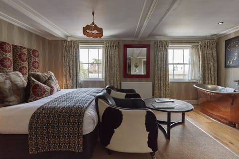 Signature Ivy Superior Rooms | Bathroom amenities | Designer toiletries, hair dryer, towels