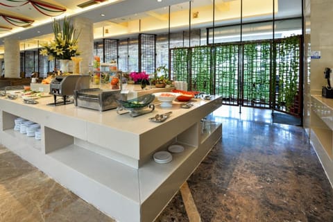 2 restaurants; breakfast, lunch, and dinner served