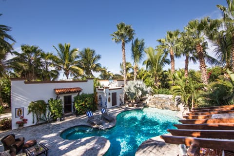 Pool pool bar and waterfall !