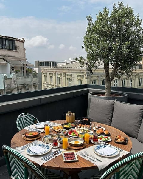 Breakfast, lunch, dinner and brunch served