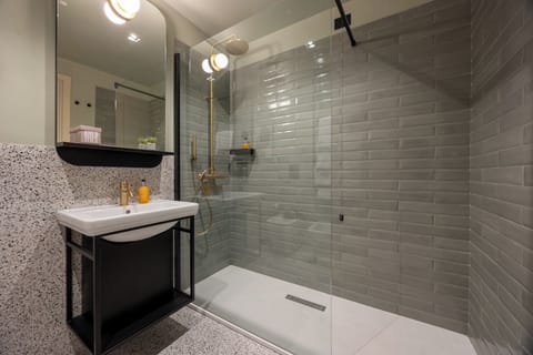 The Flight | Bathroom | Shower, free toiletries, hair dryer, bidet