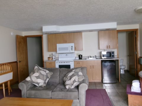 One Bedroom Oceanfront Suite - Hot Tub | Private kitchen | Microwave, coffee/tea maker