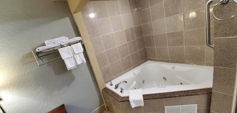 Deluxe Suite, 1 King Bed, Hot Tub | Jetted tub