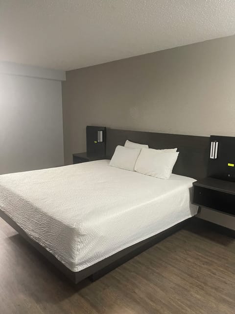 Deluxe Suite, 1 King Bed, Hot Tub | Bathroom | Combined shower/tub, free toiletries, hair dryer, towels