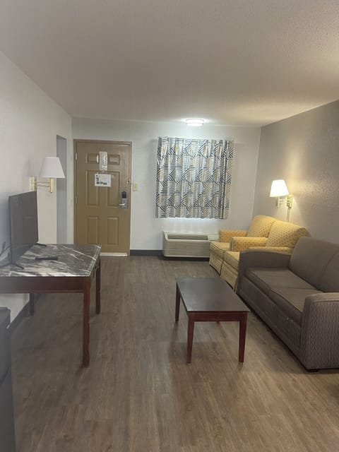 Deluxe Suite, 1 King Bed, Hot Tub | Living area | TV