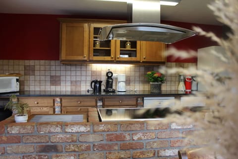 Cottage, Ensuite, Garden View | Shared kitchen | Highchair