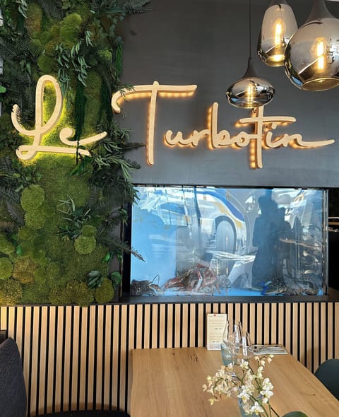 Breakfast, lunch, dinner served; French cuisine 