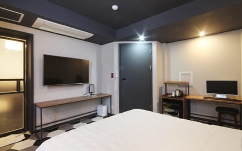 Deluxe Double Room | Desk, blackout drapes, free WiFi