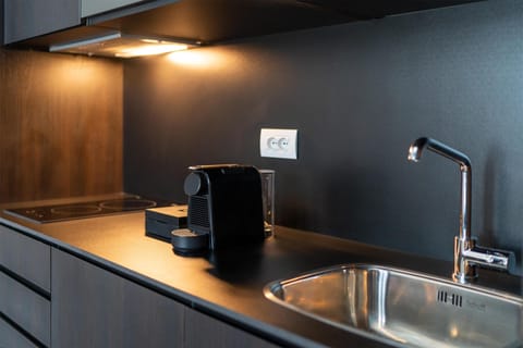 Deluxe Studio | Down comforters, in-room safe, desk, free WiFi