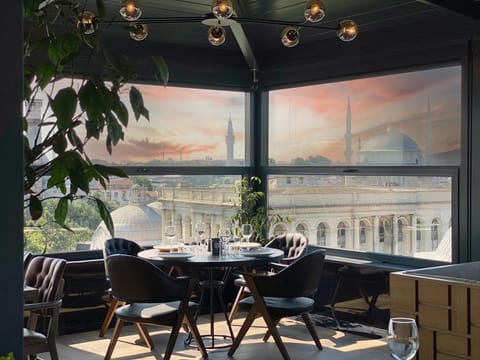 2 restaurants; breakfast, lunch, dinner, and brunch served