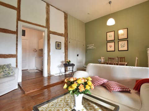 Apartment | Living area | Fireplace