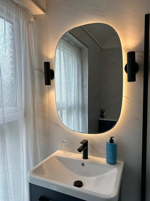 Double or Twin Room, Ensuite (room 1) | Bathroom | Bathrobes