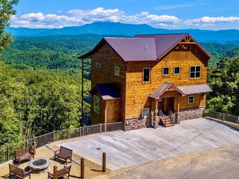 Bella Vista is a new luxury cabin with breathtaking unobstructed mountain views.