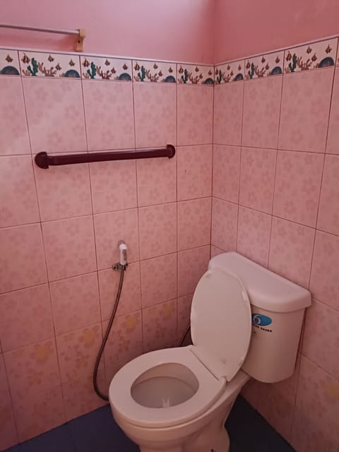 Standard Double Room | Bathroom | Shower, free toiletries, towels, soap